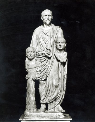 Lucius Junius Brutus tenant des bustes de ses ancêtres (photo en noir et blanc) - Roman