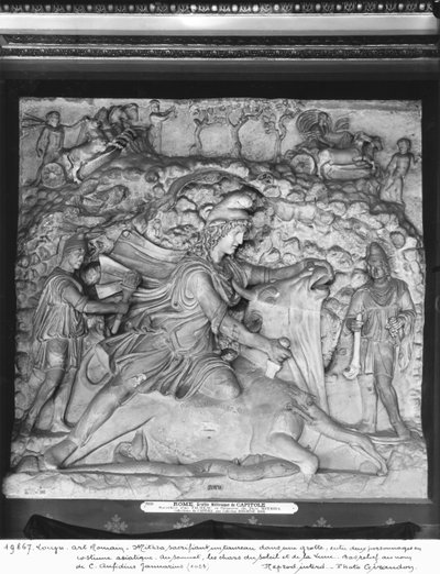 Mithras sacrifiant le taureau dans une grotte entre deux personnages en costume asiatique, 2e-3e siècle (marbre) - Roman