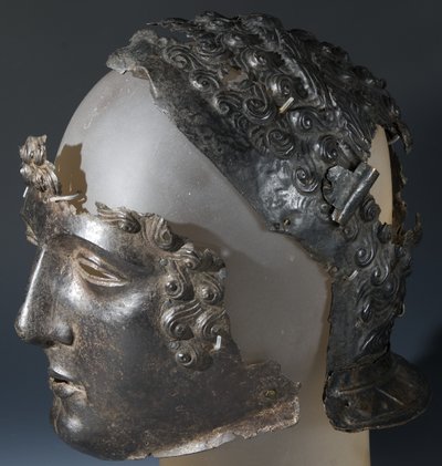 Casque de parade et masque facial, du site romain de Newstead, Melrose, fin 1er siècle après J.-C. (fer) - Roman