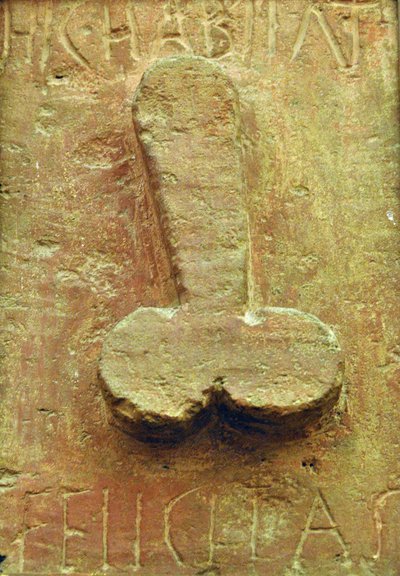 Plaque avec phallus entouré d