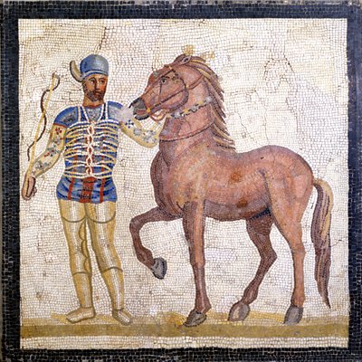 Représentation des quatre factions du cirque romain : les bleus (factio veneta). Les factions étaient des clubs engagés dans des compétitions de cirque dans le Haut Empire (1er siècle après J.-C.) et caractérisées par une couleur. Mosaïque, Rome Museo nazi - Roman