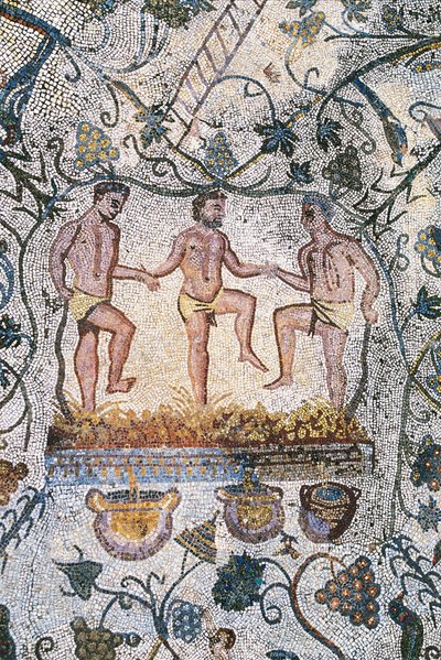 Art romain : Mosaïque de la récolte. Détail représentant trois hommes écrasant les raisins pour obtenir le moût. Maison romaine de l