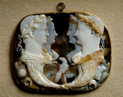 Art romain : camée en onyx (Gemma Claudia) décoré de représentations de couples impériaux Claude (Tiberius Claudius Drusus) (10 av. J.-C.-54 apr. J.-C.) et son épouse Agrippine la Jeune (15-59 apr. J.-C.) (Agrippina minor) (à gauche) et Caius Julius Caesar - Roman