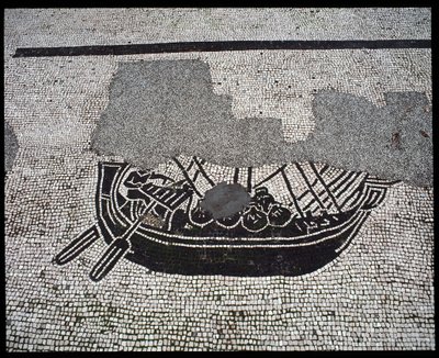 Art romain : "Navire". Mosaïque de la Corporation des gens de la mer, Place des Corporations - Roman