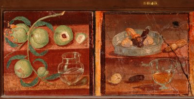 Art romain : « Nature morte de pêches et fruits secs » Fresque romaine de Pompéi. 1er siècle av. J.-C.-1er siècle ap. J.-C. Conservée au Musée archéologique national de Naples. Italie - Roman