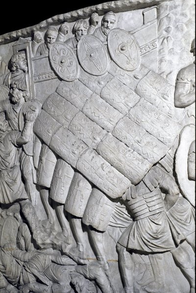 Art romain : Assaut des Romains pendant la première guerre. Moulage de 1862 reproduisant les bas-reliefs de la colonne de Trajan (Colonna Traiana) à Rome construite sous le règne de l