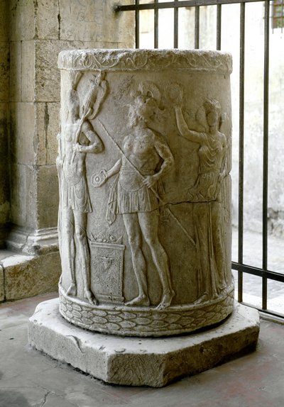 Art romain : base de colonne en marbre avec bas-relief représentant une scène de sacrifice. 40-30 av. J.-C. Civita Castellana, Cathédrale - Roman