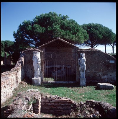 Art romain : vue des ruines du sanctuaire de la divinité Attis (ou Atys), région IV - Roman