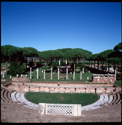 Art romain : vue des ruines du théâtre - Roman