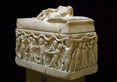 Antiquité romaine : sarcophage en marbre décoré sur les côtés de reliefs de figures d