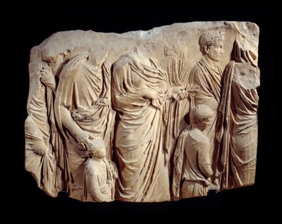 Art romain : fragment de relief architectural en marbre de la procession de l