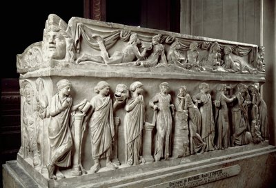 Art romain : sarcophage en marbre décoré de bas-reliefs représentant les Muses et une scène de banquet - Roman