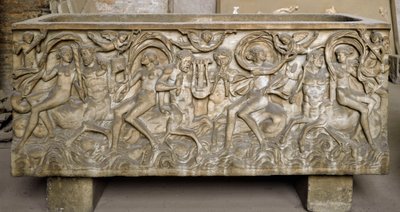 Art romain : sarcophage décoré de bas-reliefs représentant un cortège de ménades, centaures dansant et jouant de la musique. Fin du 3ème siècle. Museo Nazionale Romano (ou delle Terme), Rome - Roman