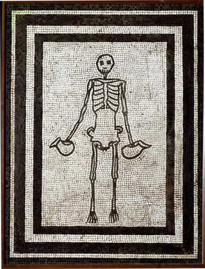 Art romain : squelette portant un askos. Mosaïque provenant de la région du Vésuve. 4e style. 1er siècle av. J.-C. Dim. 91x70 cm Museo Archeologico Nazionale, Naples - Roman