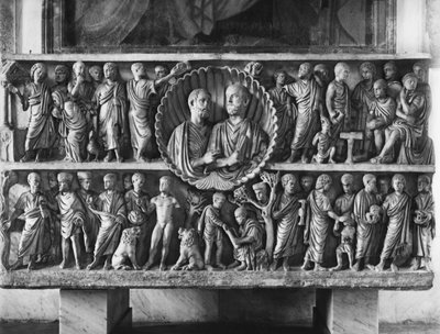 Sarcophage, connu sous le nom de celui des Deux Frères, représentant des scènes de l
