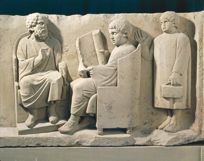 Monument funéraire en pierre avec relief représentant l