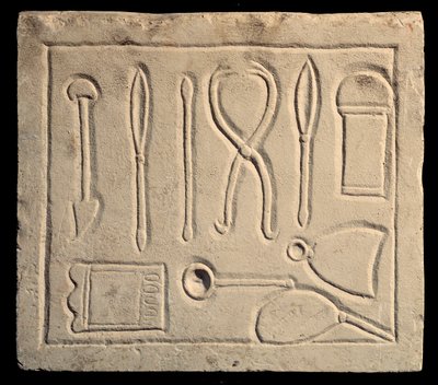 Instruments chirurgicaux (relief) - Roman