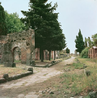 Le chemin des tombes et la porte d