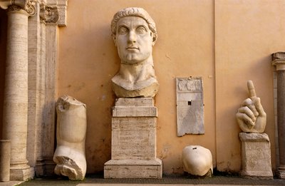 Cour du Palais des Conservateurs (Palazzo dei Conservatori) aux Musées du Capitole (Capitole) : fragments de la statue colossale de Constantin datant de 313-324 apr. J.-C. - Roman