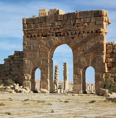 Vue du site archéologique à travers la porte d