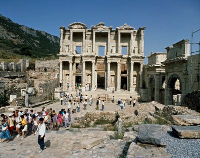 Vue de la bibliothèque de Celsus, construite en 117. (détail) - Roman