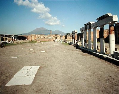 Vue du Forum avec le Vésuve en arrière-plan - Roman