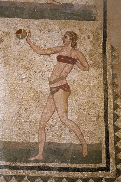 Femme jouant à la balle. Jeunes Romains pratiquant des exercices physiques. Ils portent un pagne autour des reins et un strophium (ancêtre du soutien-gorge) sur la poitrine. Mosaïque romaine du IIIe - IVe siècle de la Villa del Casale, Piazza Armerina. - Roman
