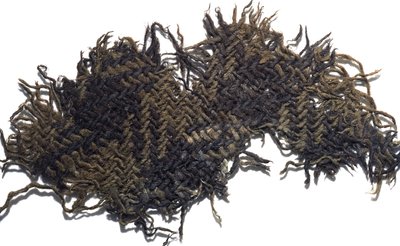 Fragment de tissu en laine avec un motif à carreaux simple, de la bouche d