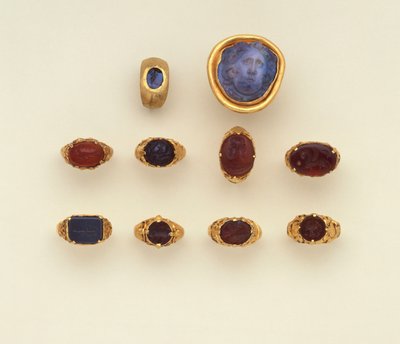 Une bague intaille en or et calcédoine romaine, une grande camée de tête de Méduse en calcédoine bleu-gris romaine et une sélection de bagues, deux bagues de style seldjoukide - Roman Roman
