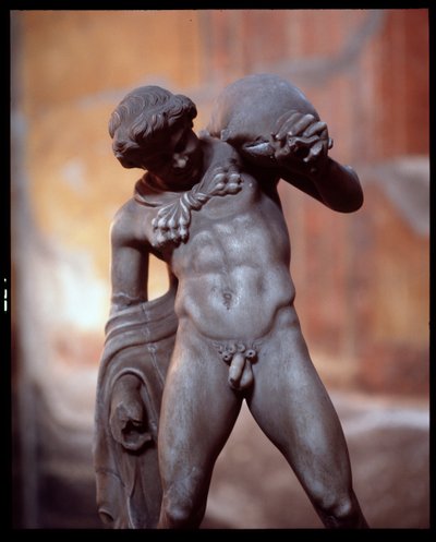 Satyre avec une outre à vin. Sculpture dans la Casa dei Cervi, 5e siècle av. J.-C. - 1er siècle apr. J.-C. - Roman Roman