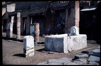 Fontaine sur le Decumanus maximus, 5ème siècle av. J.-C. - 1er siècle apr. J.-C. - Roman Roman