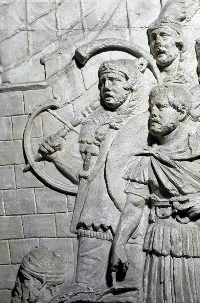 Art romain : Guerriers romains pendant la première guerre en Dacie. Moulage de 1862 reproduisant les bas-reliefs de la colonne de Trajan (Colonna Traiana) à Rome construite sous le règne de l