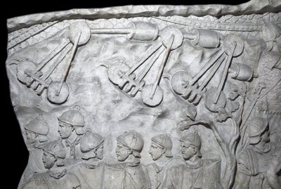 Art romain : « Machines de guerre pendant la Seconde Guerre » Moulage de 1862 reproduisant les bas-reliefs de la colonne de Trajan (colonne Trajane) (Colonna Traiana) à Rome construite sous le règne de l