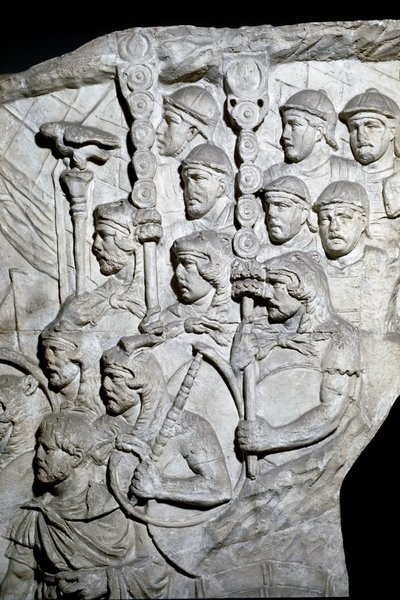 Art romain : « Guerriers portant le Vexillum (bannières romaines) » Moulage de 1862 reproduisant les bas-reliefs de la colonne de Trajan (colonne Trajane) (Colonna Traiana) à Rome construite sous le règne de l