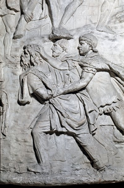 Art romain : un soldat dace prisonnier des soldats romains. Moule de 1862 reproduisant les bas-reliefs de la colonne de Trajan à Rome construite sous le règne de l