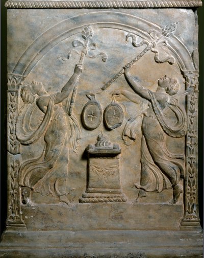 Art romain : autel funéraire représentant deux ménades dansantes. Bas-relief. Rome, Museo Nazionale Romano - Roman Roman