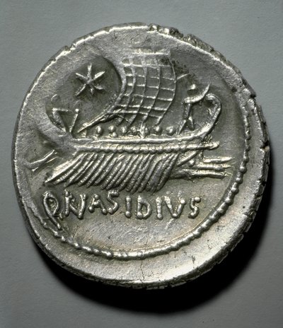 Art romain : pièce de monnaie en argent représentant une galère équipée d