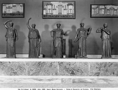 Statues de danseurs. Exposées d