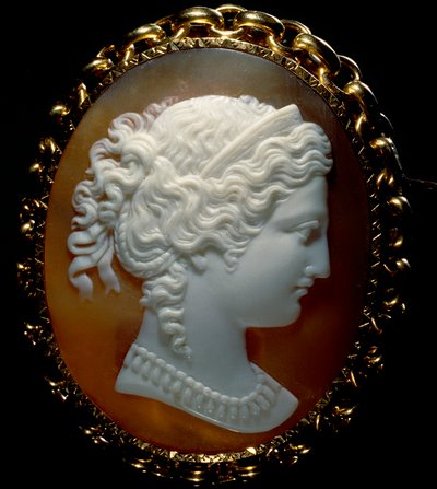 Portrait de profil féminin ; camée sur sardonix, monté en or - Roman School