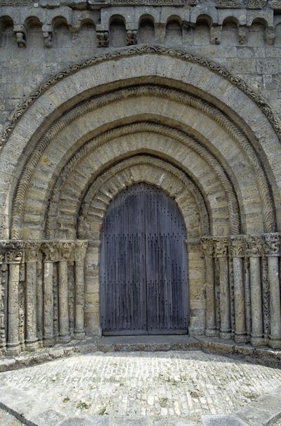 Église du 12e siècle avec une jolie façade poitevine (style roman). Chaize-Giraud - Romanesque