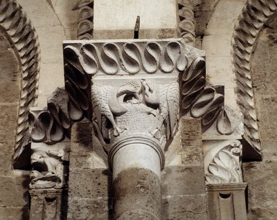 Oiseaux mangeant des poissons et des vers (chapiteau sculpté) - Romanesque