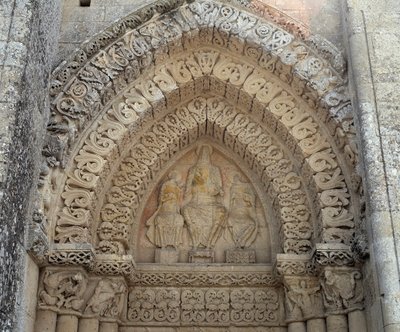 Christ en gloire entre saint Paul et saint Pierre, faux portail (sculpture) - Romanesque