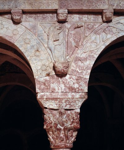 Détail des symboles des évangélistes Jean et Marc, sculptés sur la tribune du Prieuré - Romanesque