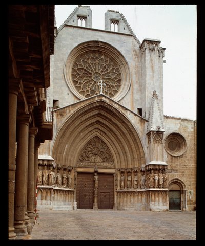 Art roman et gothique : façade de la cathédrale Sainte Thècle à Tarragone - Romanesque