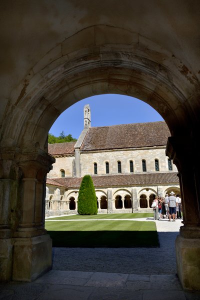 Architecture romane : vue du cloître et des bâtiments de l