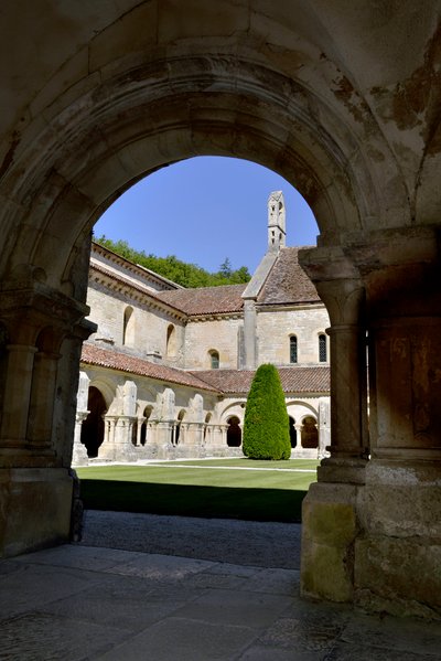 Architecture romane : vue du cloître et des bâtiments de l