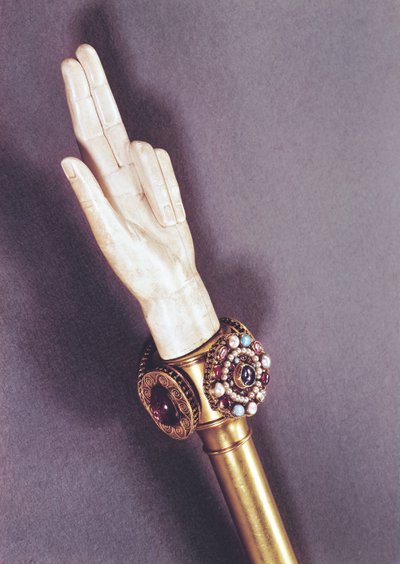 La main de justice des rois de France, du trésor de Saint-Denis (ivoire et pierres précieuses) - Romanesque