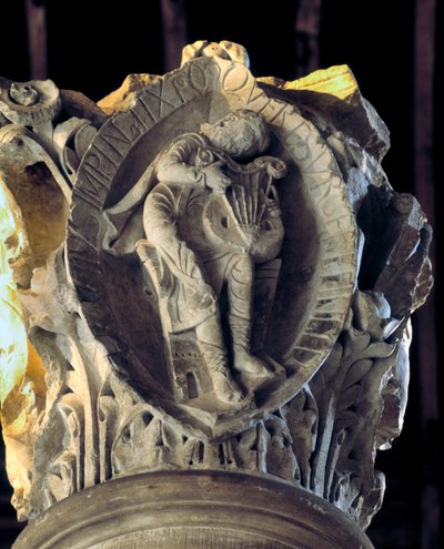 Tons du chant grégorien : le troisième (passion et résurrection du Christ), Chapiteau du chœur - Romanesque