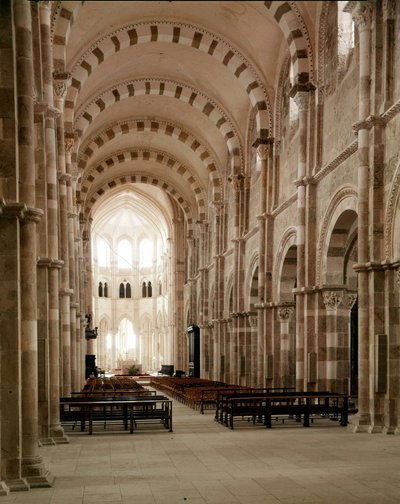 Abbaye de Vézelay (89), la nef de la Basilique Sainte-Marie-Madeleine. 12ème siècle - Romanesque