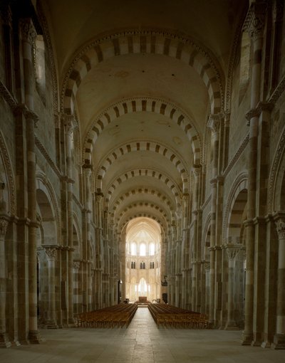 Vue de la nef centrale de la Basilique Sainte-Marie-Madeleine, Vézelay - Romanesque